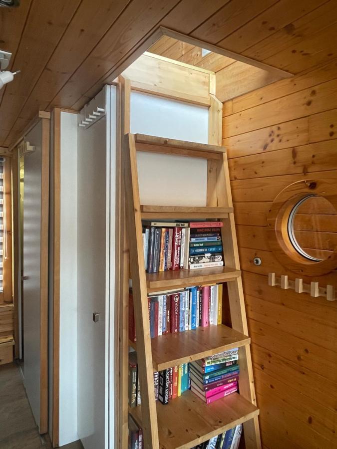 Отель Houseboat Ginger Прага Экстерьер фото